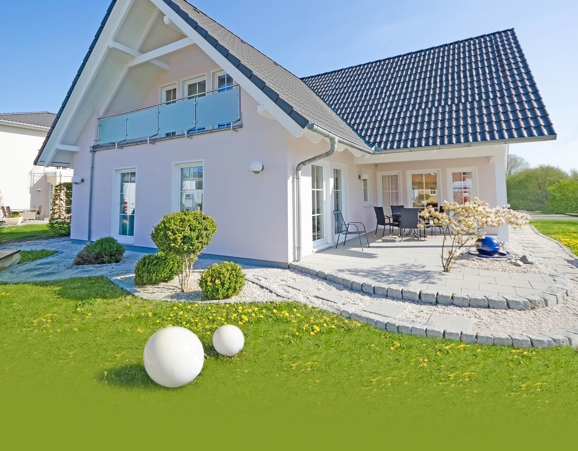 Modernes Wohnhaus mit elektrischer Gebäude- und Lichttechnik